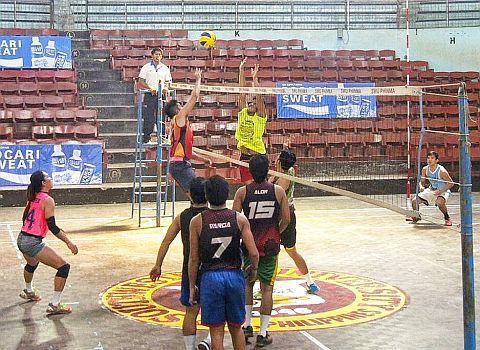 Volleyball players from Cebu strut their wares in a tryout for the country’s national team yesterday at the Southwestern University Coliseum. CDN PHOTO/CHRISTIAN MANINGO