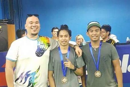 1. Tournament Director  Fritz Albores with Level E champions Aeron Lin Dale Totoy and Aljun Penute.