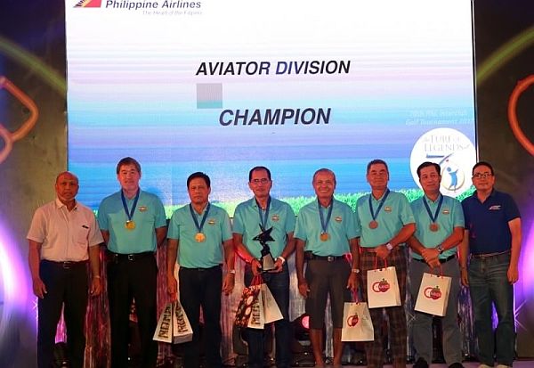 Alta Vista Golf and Country Club players receive their prizes from PAL Interclub executive committee chairman Bong Velasquez (left) and co-chairman Nicky Gozon (right) during the awards ceremony at the SMX Convention Center in Lanang. The team members present are (from left) Ramon Sebastian, Emir Abutazil, Roy Damole, Razy razon, Masahisa Kawakami, and Nolan Rada. The other team members are Wendell Yap and Victor Gocela.  /PAL PHOTO