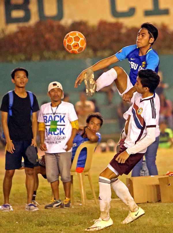 Cebu City’s Cviraa booter Gyric Ventolero soars to seize control of the ball against a Warzshockz booter during the 14th Thirsty Football Cup at the Cebu City Sports Center. (CDN PHOTO/LITO TECSON)