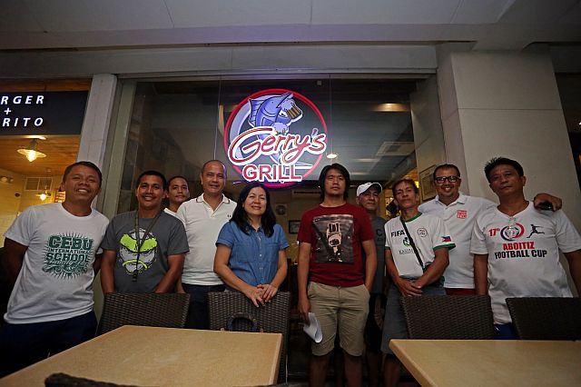 Odysseus Suarez (4th from left) and wife Mylene, organizers of the upcoming Gerry’s Restaurant and Bar Football, pose with tournament officials and some of the representatives of the participating teams. (CDN PHOTO/LITO TECSON)