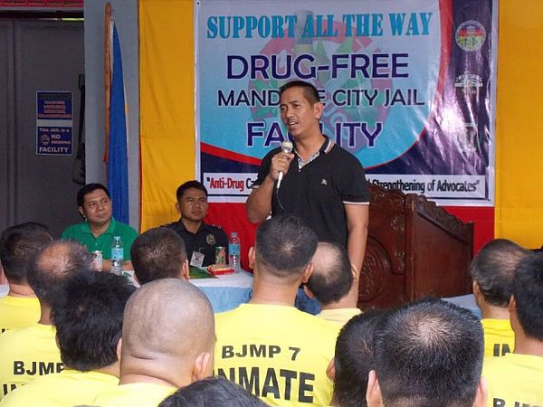 Now a changed man, Alain Joseph Aliño shares his experiences to prisoners of the Mandaue City Jail and offers his life as an example that even the worst of sinners can change for the better. CONTRIBUTED PHOTO