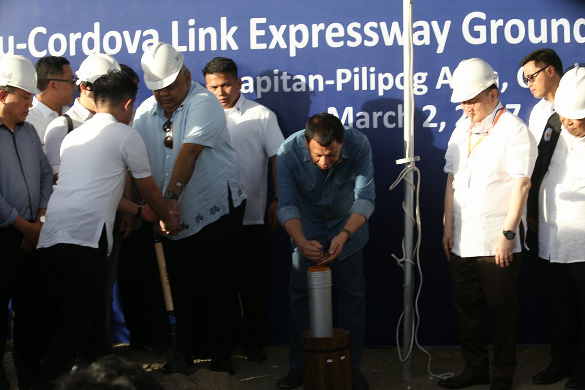  President Rodrigo Duterte leads the lowering of the time capsule for the Cebu-Cordova Link Expressway. (CDN PHOTO/ JUNJIE MENDOZA)