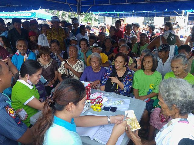 CEBU CITY Seniors get their second tranche of cash aid from DSWS at Plaza Sugbo. (CDN PHOTO/Junjie Mendoza)