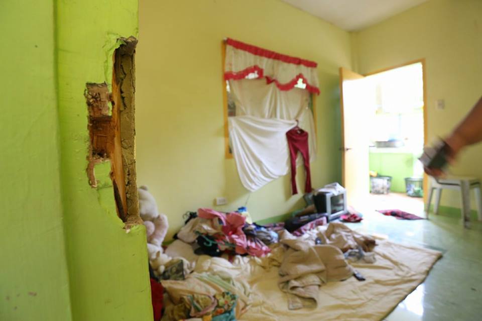 A damaged door jamb and clothes strewn  everywhere tell the story of how the Danao City police forced open  the room occupied by  suspected drug pusher Julius Gacita and his cohorts who hastily fled and were pursued by policemen, ending in a fire fight at a nearby banana field in Sitio Libon, Barangay Guinsay, Danao City at dawn of March 14, 2017. (CDN PHOTO/JUNJIE MENDOZA)