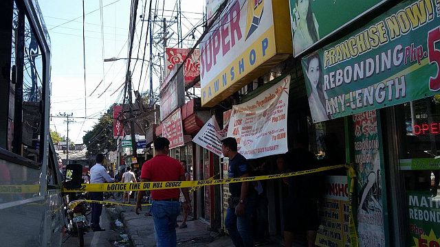 Super R. Pawnshop lost P422,820 worth of cellphones, jewelry and cash to armed robbers after they pretended to be customers inside the pawnshop. Police are still investigating the incident. Benjie Talisic