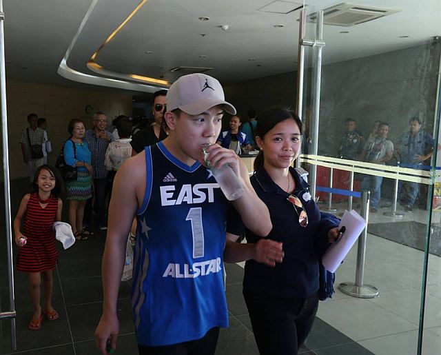 David Lim Jr. drinks a bottle of water as he walks freely out from the Hall of Justine in Cebu City. (CDN PHOTO/JUNJIE MENDOZA)