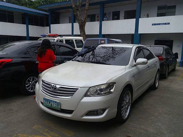 A white Toyota Camry with plate number ZKM 158 was abondoned in the parking area of Ayala Center Cebu believed to be owned by Romanian nationals who were arrested as prime suspects in the recent Landbank ATM skimming. (CDN PHOTO/JUNJIE MENDOZA)