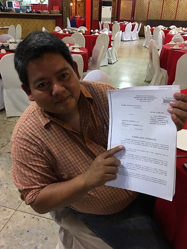 Apas barangay captain Ramil Ayuman shows a copy of the administrative complaint he filed against Cebu City Mayor Tomas Osmeña and Councilor Margarita Osmeña before the Office of the President. (CDN PHOTO/JOSE SANTINO S. BUNACHITA)