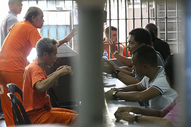 CHR personnel talk to prisoners on Friday to know if PDEA violated their rights when they were stripped naked during a surprise raid on Tuesday dawn. (CDN PHOTO/JUNJIE MENDOZA)