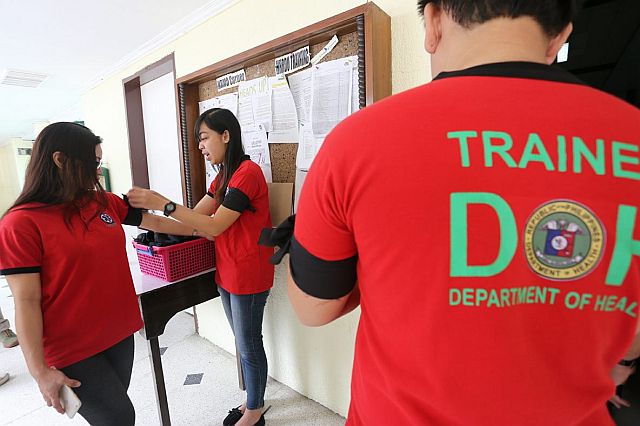 Employees of DOH-7 started to wear black armbands on Monday morning to protest the killing of and to seek justice for Dr. Dreyfuss Perlas. (CDN PHOTO/JUNJIE MENDOZA)