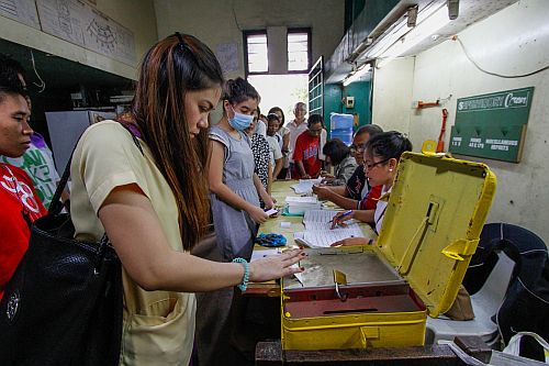 A Cebu City resident casts her vote during the 2013 barangay elections. This year, the barangay elections might be postponed again, and there are reports of a plan of President Duterte appointing officials instead. cdn file photo