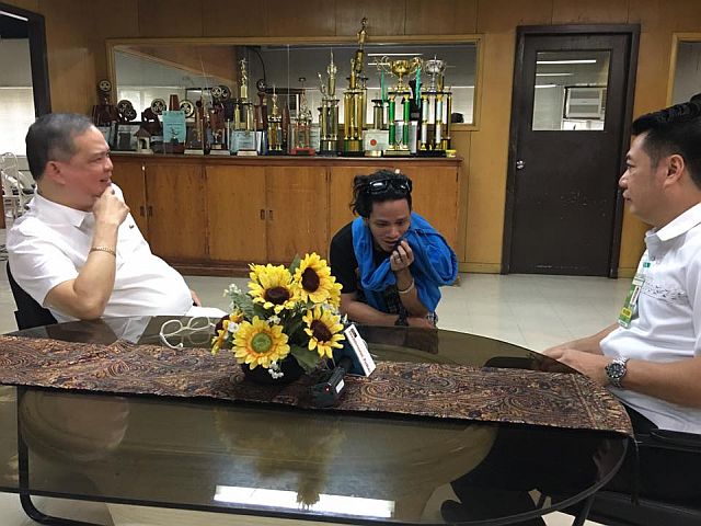Suspected drug lord Joshua Bucog (center) talks to Bobby Nalzaro (left) and PDEA-7 director Yogi Filemon Ruiz (right) at GMA-7 station where he surrendered. (Photo grabbed from Bobby Nalzaro's Facebook Page)