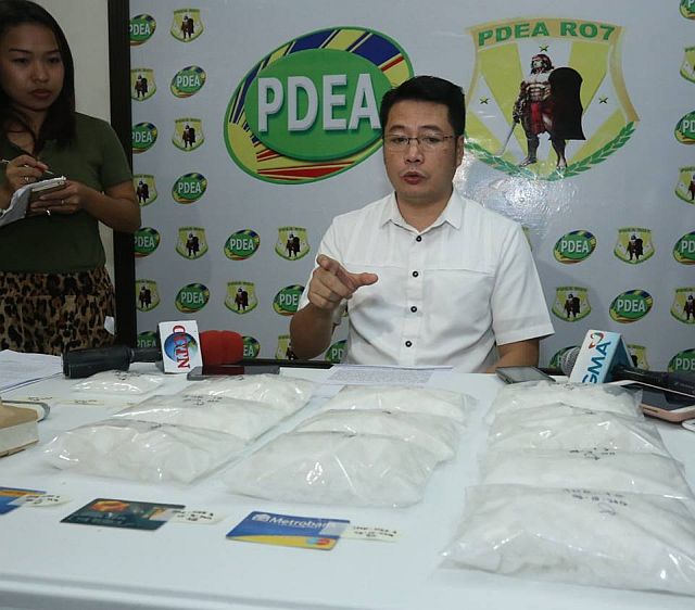 PDEA-7 regional director Yogi Felimon Ruiz presents the drugs confiscated during an operation. (FILE PHOTO)