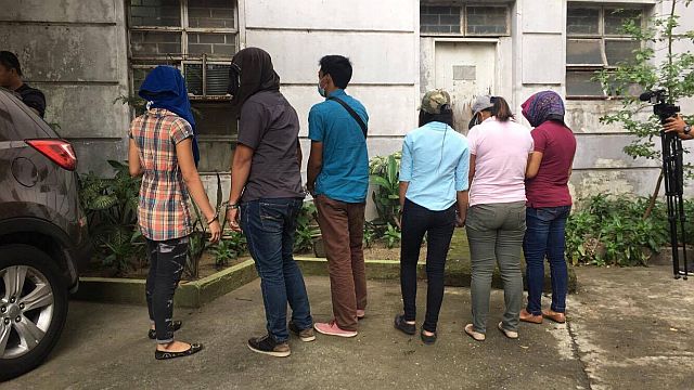 Minglanilla police brought the suspects in the alleged kidnapping in Minglanilla to the Provincial Prosecutor's Office for the filing of cases against them. (CDN PHOTO/IZOBELLE T. PULGO)