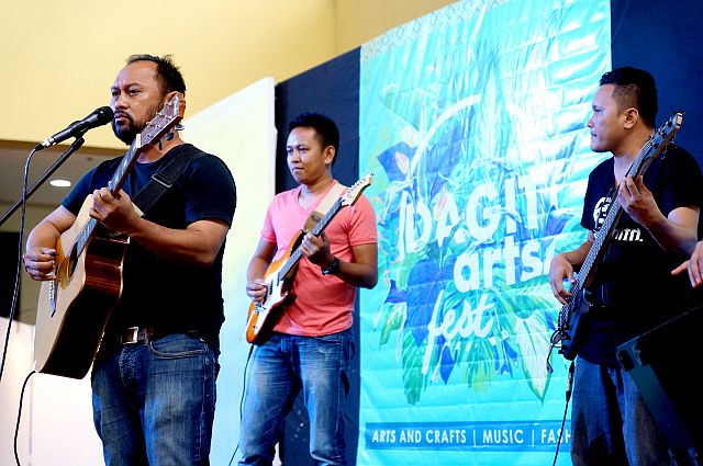 Babbu Wenceslao with his band Istorya Isla