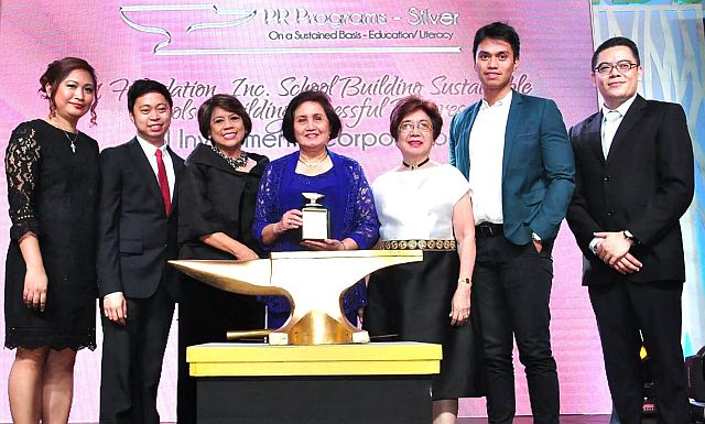 Carmen Linda Atayde (fourth from left), executive director for Education of SM Foundation, receives the Silver trophy during the 52nd Anvil Awards held in Shangri-la Makati. She is joined by SM Foundation’s team on School Building program led by its consultant Juris Soliman (third from left). (CONTRIBUTED PHOTO)