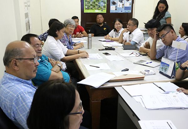 Neda-7 Director Efren Carreon (second from left) and DENR-7 officer-in-charge Emma Melana (second from right) listen to stakeholders of the Central Cebu Protected Landscape (CCPL) during their meeting at the Cebu Provincial Capitol. CDN PHOTO/JUNJIE MENDOZA