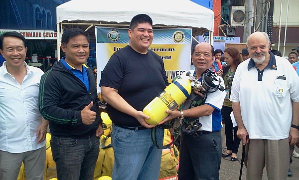 Mayor Quisumbing receives the firefighting equipment from Rotary Club of Cebu West president Vic Vosotros. cdn photo noamen mendoza