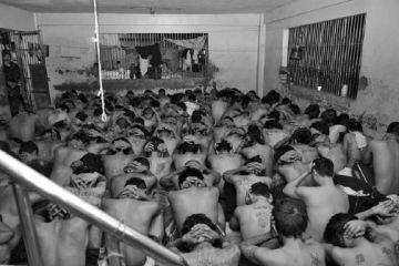 Inmates at the Cebu City Jail are herded to a corner of the jail during a greyhound operation last August 2016. This was an operation, which also included a raid in the Cebu Provincial Detention Rehabilitation Center.  CDN FILE PHOTO