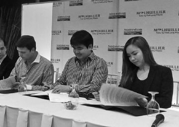 Michael Lhuillier, president and CEO of MLhuillier Inc., (left) signs the partnership agreement with Nikki Roa (center) and Nemilyn Litan, Asiatravel.com representatives, at the Waterfront Cebu City Hotel and Casino. The deal was sealed last March 1. CDN PHOTO/VICTOR ANTHONY V. SILVA