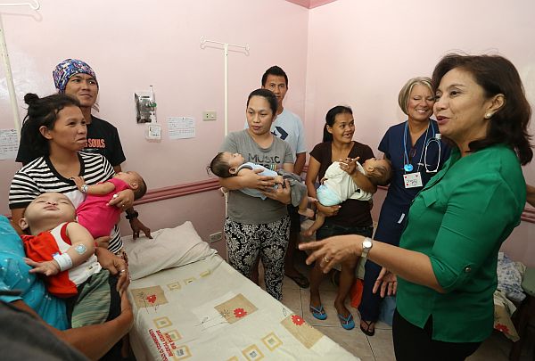 Vice President Leni Robredo talks with the parents of the children-beneficiaries of Operation Smile  in the recovery room of the Visayas Community Medical Center after the surgeries.  
