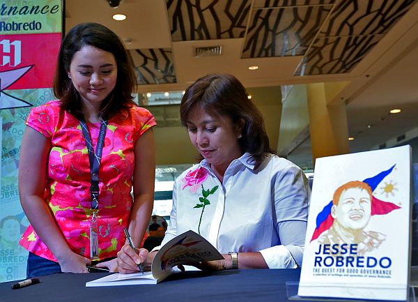 Vice President Leni Robredo holds a book-signing event in Ayala Center Cebu after the launching of “Jesse Robredo: The Quest for Good Governance.” CDN PHOTO/JUNJIE MENDOZA