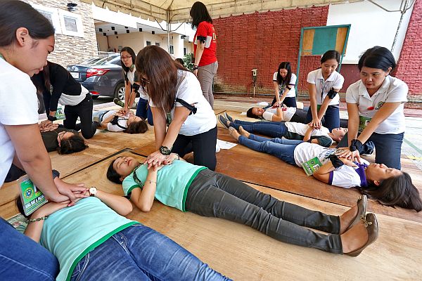 NATIONWIDE MASS CPR ACTIVITIES. About a hundred employees of the Department of Health in Central Visayas (DOH-7) join the mass cardiopulmonary resuscitation (CPR) activities at the basketball court area at the DOH office. CDN PHOTO/JUNJIE MENDOZA)