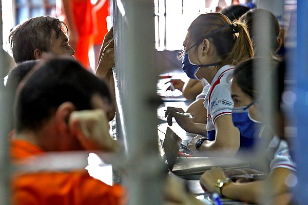 Inmates at the Cebu Provincial Detention and Rehabilitation Center undergo mass TB screening.