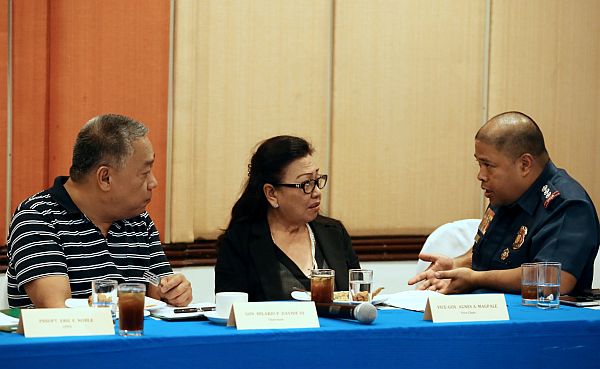 Cebu Governor Hilario Davide III and Vice Governor Agnes Magpale discuss with Provincial Police Director. Eric Noble (right) the drug situation in the province during the Provincial Peace and Order Council meeting yesterday at the Cebu Grand Hotel. CDN PHOTO/JUNJIE MENDOZA