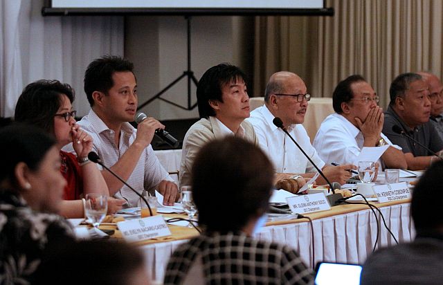 Newly-appointed Regional Development Council (RDC-7) chairman, renowned international furniture designer Kenneth Cobonpue (3rd from left)  listens to  businessman Glenn Anthony-Soco II (2nd from left), head of the RDC-7  infrastructure development committee as Soco discusses proposed projects aimed at mitigating Cebu’s worsening traffic problems. (L-R) Melani Ng, Cebu Chamber of Commerce and Industries (CCCI) president, Soco, Cobonpue,  National Economic Development Authority (NEDA-7) director Efren Carreon; Bohol Governor Edgar Chatto and Cebu Governor Hilario Davide III. (CDN PHOTO/JUNJIE MENDOZA)