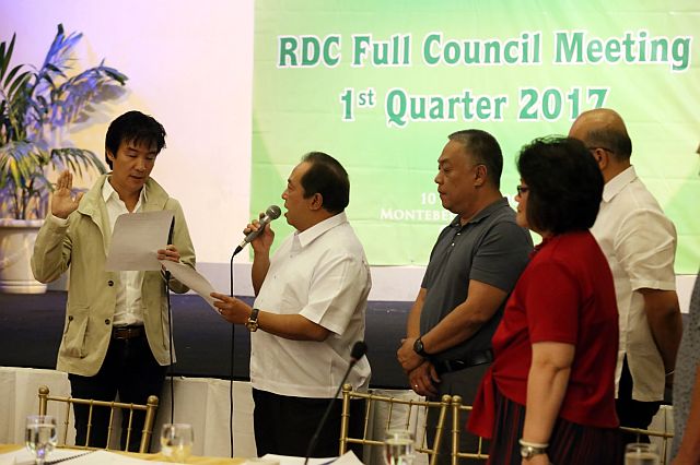 Businessman Kenneth Cobonpue (left) takes his oath of office before Bohol Governor Edgar Chatto (2nd from left  following his appointment by President Rodrigo Duterte  as the  new RDC-7 co-chairman).  The ceremony was   witnessed by government officials and business leaders including  Cebu Governor Hilario Davide III;  Melani Ng, Cebu Chamber of Commerce and Industries (CCCI) president and NEDA-7 director Efren Carreon during the RDC-7 full council meeting at  Motebello Villa Hotel, Cebu City. (CDN PHOTO/JUNJIE MENDOZA)