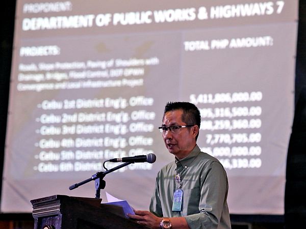 Arch. Florentino Nimor Jr., acting Capitol planning and development chief, outlines the province’s development agenda at the Capitol Social Hall.  CDN Photo/Junjie Mendoza