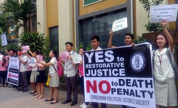 Students of the University of San Carlos – Main Campus join a school-wide noise barrage on Thursday to make their voices heard in the fight against the death penalty and extrajudicial killings.  (CDN PHOTO/Michelle Joy L. Padayhag)