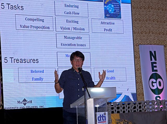 Josiah Go, chairman and chief strategist of Mansmith and Fielders Inc., discusses Entrepreneurial Marketing Mindset to participants during the first Mentor Me program in Cebu City. Go was among the 30 experts who helped coach the 26 first batch of participant-entrepreneurs. CDN FILE PHOTO