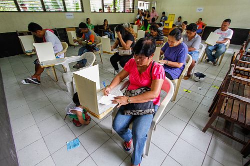 Cebu City residents cast their votes during last 2013’s barangay elections. CDN FILE PHOTO