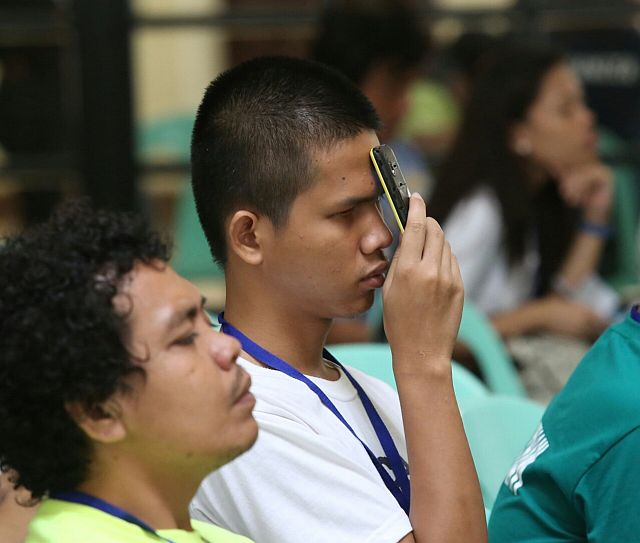 A blind person uses his mobile phone to record the forum. (CDN PHOTOS/JUNJIE MENDOZA)