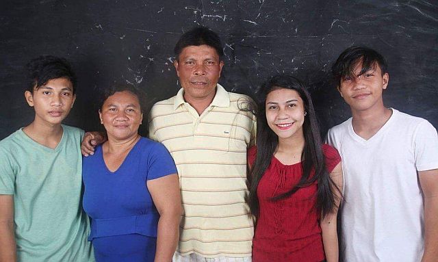 Regine Villamejor with her parents and siblings.  Contributed photo/USJ-R Intern Jheysel Ann S. Tangaro