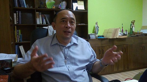 Fr. Carmelo Diola talks about Lahat Bangon or Labang, a  community-based drug rehabilitation program that  reaches out to drug surrenderers in Barangay Subangdaku in Mandaue City.  CDN PHOTO/ADOR VINCENT S. MAYOL