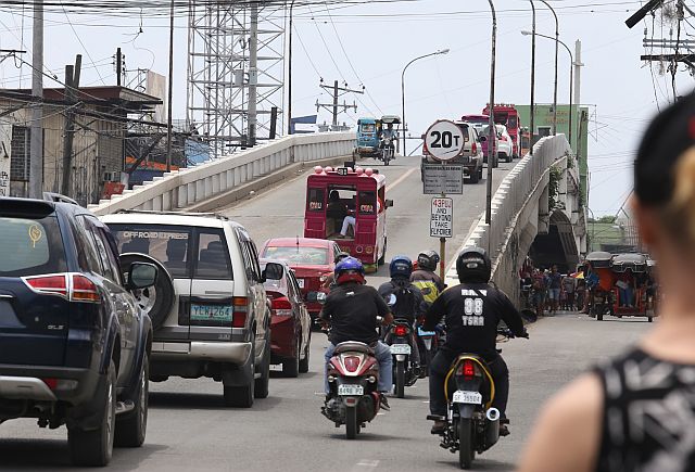 Rehabilitation work on the flyover in Barangay Tabunok, Talisay City will start Friday evening until Sunday. The flyover will be closed during that period. (CDN PHOTO/JUNJIE MENDOZA)