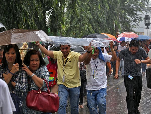 Cebu provincial government employees troop outside the building despite the rain to participate in the drill. 