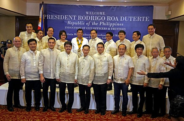President Rodrigo Duterte (back row, fifth from left) inducts the officers and trustees of the Cebu Chamber of Commerce and Industry (CCCI) at the Waterfront Airport Hotel and Casino. Melanie Ng, CCCI president (back row, fourth from left), also assisted in the induction ceremony. CDN PHOTO/LITO TECSON