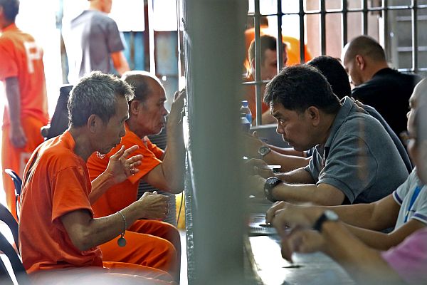  Commission on Human Rights investigators (right) start their inquiry by talking to the inmates at the Cebu Provincial Detention and Rehabilitation Center (CPDRC) to find out if the inmates’ rights were violated during PDEA’s greyhound operation early morning Tuesday. (CDN PHOTO/JUNJIE MENDOZA)