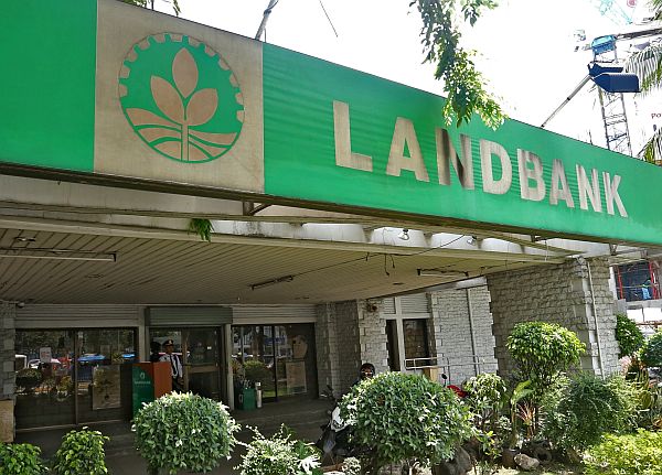 IT’S BUSINESS AS USUAL at the Land Bank of the Philippines main office in Cebu along P. del Rosario St. corner Osmeña Blvd., Cebu City, amid the investigation into the ATM skimming that has victimized at least 50 current and retired government personnel. CDN PHOTO/LITO TECSON