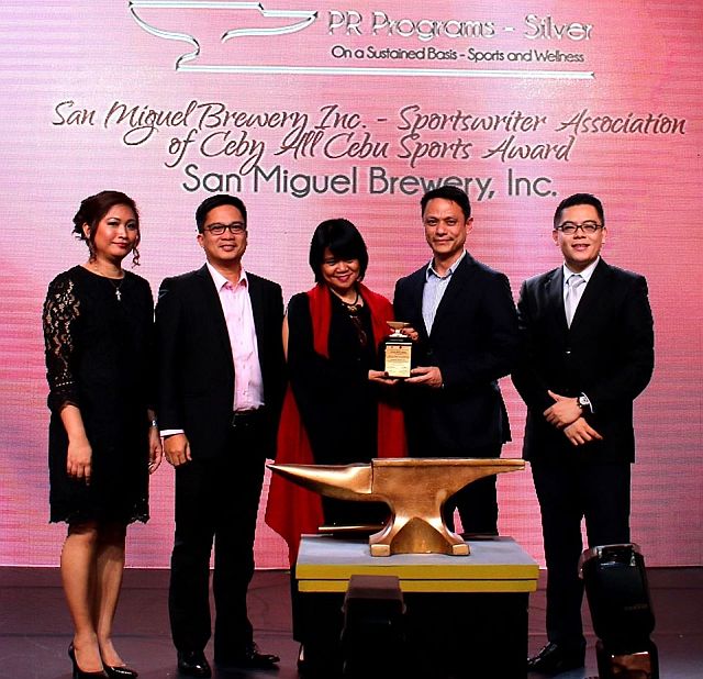 Romelinda ‘Girlie’ Garces (center) of San Miguel Brewery Corporate Communications and former SAC president John Owen Z. Pages (second from right) proudly receive the Silver Anwil Award given to the SMB-SAC All-Cebu Sports Awards the other night at Shangri-La Makati.  With them are Leo Amoyan, HR manager of SMB and officers of the Anvil Awards. (CONTRIBUTED)