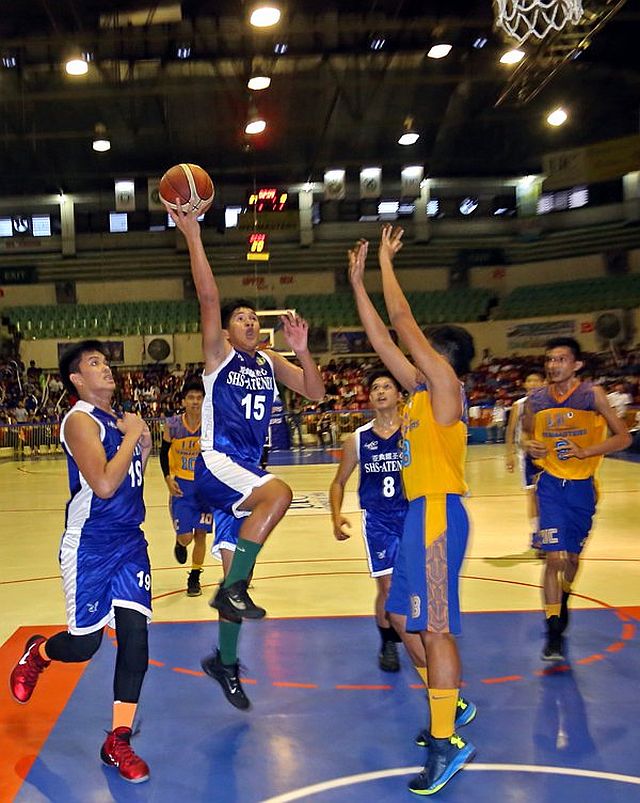 Ateneo de Cebu’s Errol Pastor lays it up against the University of Cebu defense in this October 2015 photo of the Cesafi juniors basketball finals at the Cebu Coliseum. (CDN FILE)