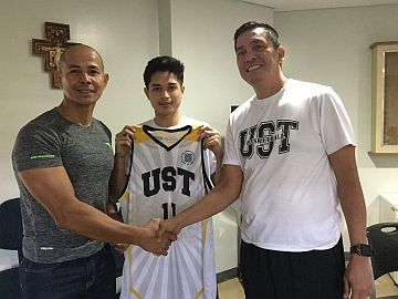 Travis Mantua (center) with his dad Gerry and UST head coach Boy Sablan. contributed
