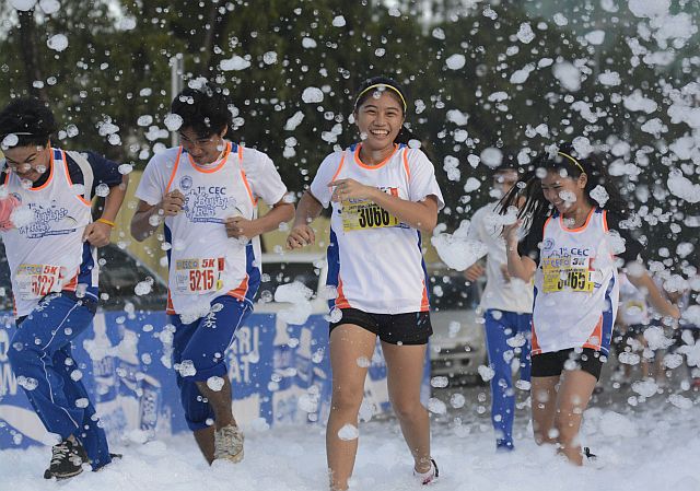Participants enjoy the bubble bath which was the highlight of yesterday’s first ever Cebu Eastern College Bubble Run at Sumilon Road, Cebu Business Park in celebration of CEC’s 101st Anniversary.  (CDN PHOTO/CHRISTIAN MANINGO)