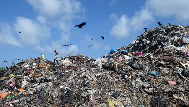 Roughly 800 tons of waste is added daily to the open dump in Kolonnawa, and the parliament in Sri Lanka has even been warned that the 23 million tons of rotting garbage poses a serious health hazard. (AFP)