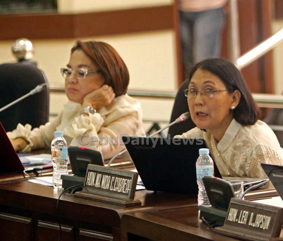 CEBU CITY SESSION/OCT.09,2012:Cebu City Councilor Nida Cabrera explains the waste to energy project in the city to the council. Sitting beside her is Councilor Margot Osmeña. (CDN PHOTO/LITO TECSON)